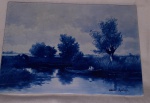 Antiga PLACA DELFT azul cobalto, representando  Paisagem com Árvores, Riacho e Pescador.. Assinada.  Medidas  14,5 X 20,5 cm. Marcas no verso.