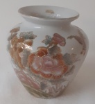 Vaso em porcelana chinesa. Decoração floral policrômica.  Feito à mão, como indica a marca do fundo. Altura 10 cm.