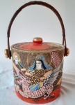 Antiga e linda BISCOITEIRA com tampa,  em porcelana Japonesa, decoração SATSUMA. Altura 13 cm. Diâmetro 13,5 cm. Marca no fundo.
