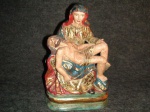 ARTE SACRA - Excelente grupo escultórico em madeira representando Nossa Senhora da Piedade com Cristo ao colo. Rica policromia - Brasil, séc. XX. Med.25x17x11 cm.