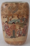 Vaso em porcelana chinesa, decorado com Personagens. Rica policromia. Altura 18 cm.