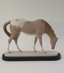 Escultura em resina policromada representando cavalo, med. 22x34x10.