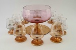 CRISTAL NAPOLEÃO-  Serviço para ponche em com 10 taças, feitos em fino cristal rosé com base pintada a ouro,  med. 18x18 centímetros.