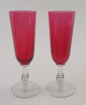 Par de taças em cristal, com bojo vermelho sobre haste lindamente  torneada,  med.  18 centímetros.