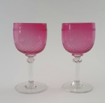 Lindo par de taças em cristal europeu na cor rosé, med. 12 centímetros.