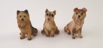Bibelôs em resina representando cachorrinhos, maior med. 3 centímetros.