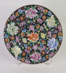 Prato decorativo em porcelana oriental, peça com lindo trabalho florido, med. 27 centímetros de diâmetro.