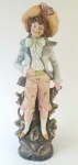 PORCELANA FRANCESA - Escultura em porcelana, peça representando jovem rapaz com vestes de época,  med. 36 centímetros (discreto bicado na gola)