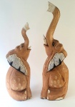 Lindo par de escultura em madeira maciça, peças representando elefantes,  med. 42x14x10 centímetros. (presas com quebrados)