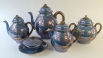 Jogo de chá em porcelana oriental, este formado por cinco peças, sendo dois bules, leiteira,  mantegueira e açucareiro. (tampa da leiteira e mantegueira colados)