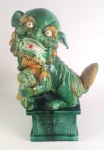 Extraordinária escultura cão de fó, mãe protegendo seu filhote (guardião dos maus espíritos) este em porcelana oriental vitrificada, med. 35x22x14 centímetros.