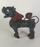 Antigo cão de fó em metal, peça com decoração em cloisonné e pescoço articulado, med. 18x17x7 centímetros.