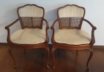 Lindo par de cadeiras em madeira lindamente entalhadas, estas com acento e encosto em palhinha indiana e almofadas de tecido. (Necessita colar os braços)