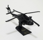 MAISTO - Miniatura de aeronave militar helicóptero, UH-60 BLACK HAWK, med. 15x12 centímetros.