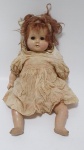 Antiga boneca em porcelana, esta com movimento de olhos e son de choro, med. 44 centímetros.