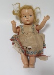 Antiga boneca em porcelana, med. 17 centímetros.
