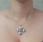 Belíssimo pendentif em prata de lei 925ml, peça lindamente filegramada e decorada com pedras jade e jaspe , med. 48x44 milímetros.( não acompanha o cordão)