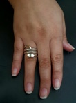 Lindo anel em prata de lei 925ml e aplique em ouro 18k, este no formato de serpente, aro