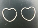 Par de brincos em prata de lei 925ml,  estes no formato de corações, med. 25x25 milímetros.