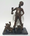Bela escultura em bronze representando pastor com ovelhas, peça com ótima fundição med. 40x30x28 centímetros.