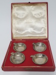 Conjunto de cinzeiros em prata de lei 833ml,  este composto por quatro cinzeiros, estes acondicionados na caixa original,  peso 40 gramas.