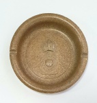 Cinzeiro em cerâmica com decoradocom brasão do império, med. 10 centímetros de diâmetro.