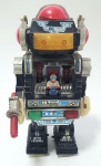 Antigo robô de brinquedo movido a pilha,  med. 35x27x10 centímetros, (funcionamento desconhecido).