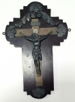 Crucifixo em madeira e metal  med. 29x18 centímetros