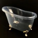 Champanheira de acrílico em forma de banheira, transparente com pés dourados, da Boccati. Em bom estado. Medida: 30x42,5x25 cm.