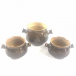 Conjunto de 3 caçarolas com pegas em cerâmica esmaltada na cor marrom, sendo uma maior (10 cm) e duas menores (7,5 cm). Em bom estado.