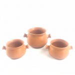 Conjunto de 3 caçarolas com pegas em cerâmica na cor marrom, sendo uma maior (10 cm) e duas menores (7,5 cm). Em bom estado.