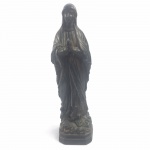 Escultura representando Nossa Senhora em bronze. Em bom estado. Necessita de limpeza. Medida: 15x4 cm.