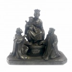 Grupo escultórico  italiano em metal prateado , representando Maria e o menino Jesus e duas pessoas aos seus pés. Em bom estado. Necessita de limpeza. ( 9 cm / altura x10 cm / comprimento x 4,5 cm / profundidade )