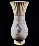 Belíssimo vaso de porcelana branca, pintada a mão com flores coloridas e fios de ouro nas bordas, da manufatura Vista Alegre. Em excelente estado. Medida: 36 cm.