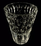 Belíssimo vaso em grosso cristal translúcido ricamente lapidado. Em excelente estado. Borda superior apresenta pequeno bicado. Medida: 27x20 cm.