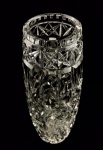 Belíssimo vaso de grosso cristal translúcido ricamente lapidado. Em ótimo estado. Apresenta lascado em base inferior. Medida: 31,5x10 cm.