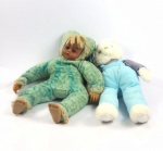 Lote com 2 ( dois ) antigos bonecos de pelúcia   , sendo : 1 ( um ) ursinho em excelente estado ( 50 cm / comprimento ) e 1 ( um ) bebê emborrachado com roupa em pelúcia na cor azul ,  roupa necessita de lavagem ( 55 cm / comprimento ) , em bom estado .
