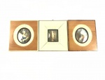 Lote com 3 ( três )  quadros de parede em madeira com moldura em osso com figuras de damas de época em excelente estado ( 13 x 12 cm )