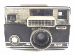 COLECIONISMO - Antiga câmera fotográfica da KODAK, modelo Instamatic camera 800, shutter speed. Lente Kodak ektanar; 38 mm; 2.8. No estado. Sem teste de funcionamento.