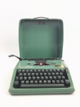 Antiga máquina de escrever da marca OLIVETTI , modelo LETTERA 82 na cor verde em excelente estado , necessário troca de fita ( 30 x 30 cm )