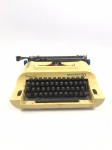 Antiga máquina de escrever da marca REMINGTON  , modelo 20 / SPERRY RAND na cor creme em bom  estado , necessário troca de fita ( 32 x 32 cm ) , acompanha maleta no estado com tampa e zíper quebrado , necessita de troca .