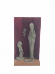 Grupo escultórico em metal prateado representando um santuário de oração , base em madeira e com revestimento em feltro na cor vinho na parede ( 18 cm / altura x 10 cm / comprimento )