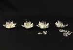 Lote com 4 ( quatro ) esculturas em cristal no formato de flor de Lotus , sendo 2 ( duas ) esculturas com  pétalas soltas em cada escultura ( 6 cm / comprimento  x 3 cm / altura )