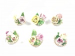 Lote com 6 ( seis ) belíssimas esculturas de flores  em porcelana  da manufatura RENNER com rica policromia em excelente estado ( 7 cm / comprimento x 4 cm / altura )