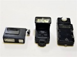 Lote com 3 peças, sendo: 2 flashes para câmeras fotográficas e 1 medidor de flash da Minolta. No estado