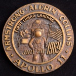 Medalha Comemorativa, APOLLO 11 - Primeiro Pouso Lunar - Armstrong/Aldrin/Collins, Data 20 de Julho de 1969, Peso 150 g, Diâmetro 73 mm, Muito Bem Conservada.