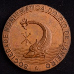 Medalha Comemorativa, 10º Aniversário de Fundação do Estado de Israel - Sociedade Numismática do Rio de Janeiro, Data 1958, Cobre, Peso 86 g, Diâmetro 60 mm, Muito Bem Conservada.