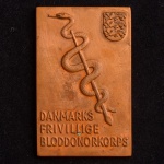 Medalha Comemorativa, Corpo de Doadores Voluntários de Sangue da Dinamarca, não Datada, Bronze, Peso 50 g, Diâmetro 38 x 60 mm, Muito Bem Conservada.