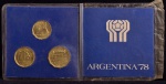 Moedas Comemorativas a Copa do Mundo de Futebol, ARGENTINA / 1978, Valores 20; 50 e 100 Pesos, Bronze Alumínio, Cartela Original, Flor de Cunho.