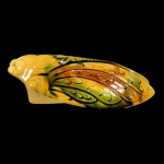 FLOREIRA DE PAREDE EM CERÂMICA PORTUGUESA REPRESENTANDO CIGARRA, DECORADA NAS CORES VERDE E MARROM EM FUNDO AMARELO. - MED 9 X 13 X 20 CM.